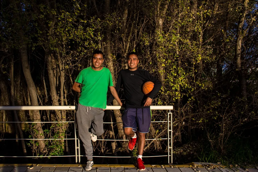 Friends working out together at the gym using Kyool group accountability